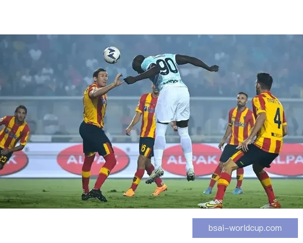 波尔图球迷扔马竞衣干扰尤尔曼德 波尔图球迷扔马竞衣干扰尤尔曼德